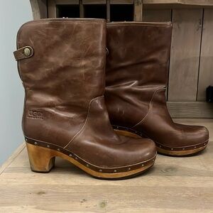 UGG Lynnea Boots Chestnut Leather Sheepskin Lining Wooden Platforms Clog Size 7